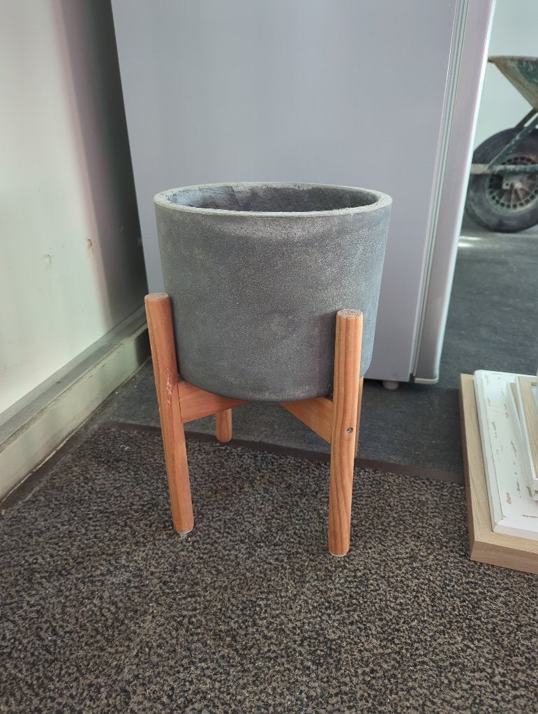 Stijlvolle betonnen bloempot met houten standaard, Gebruikt, Rond, Binnen, Minder dan 40 cm
