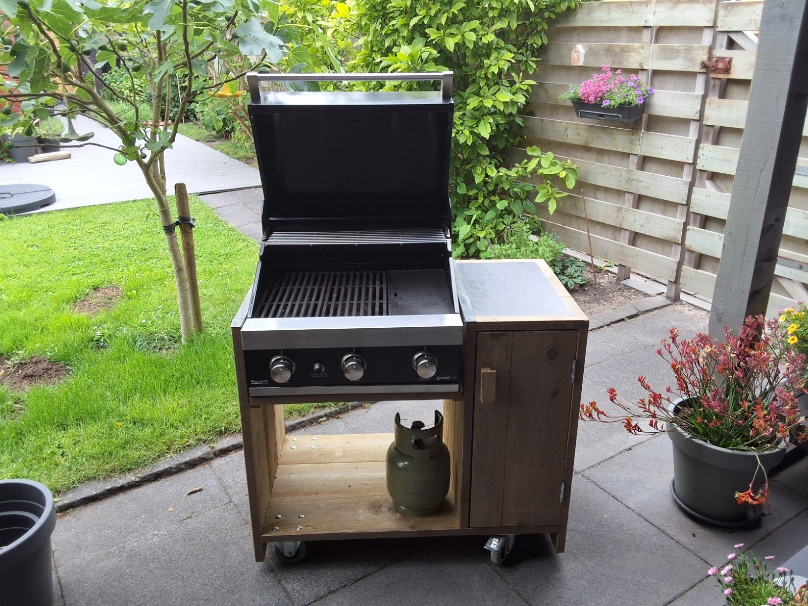 Grandhall gasbarbecue met zelfgemaakt onderstel, Ophalen, Gebruikt, Grandhall