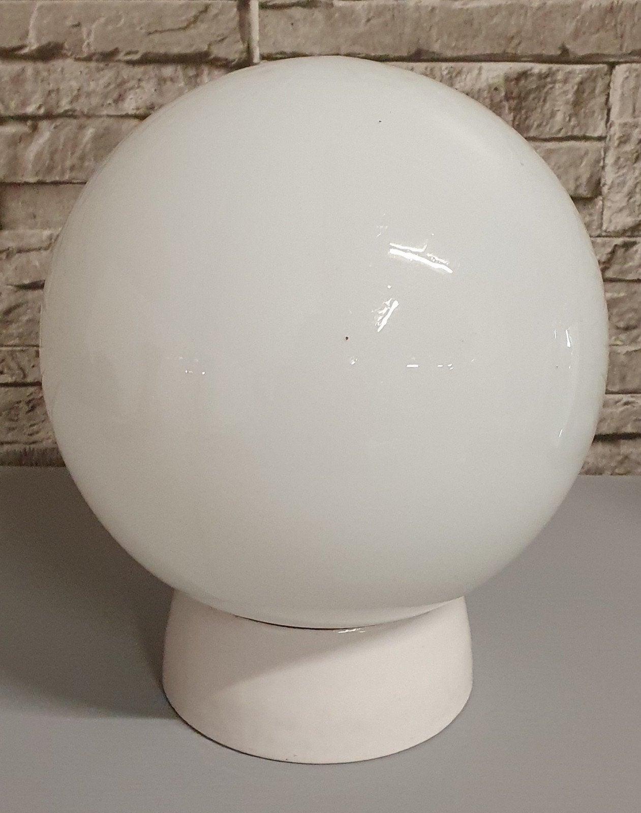 Vintage plafonnière met glazen bol, porseleinen schroefrand, Ophalen of Verzenden