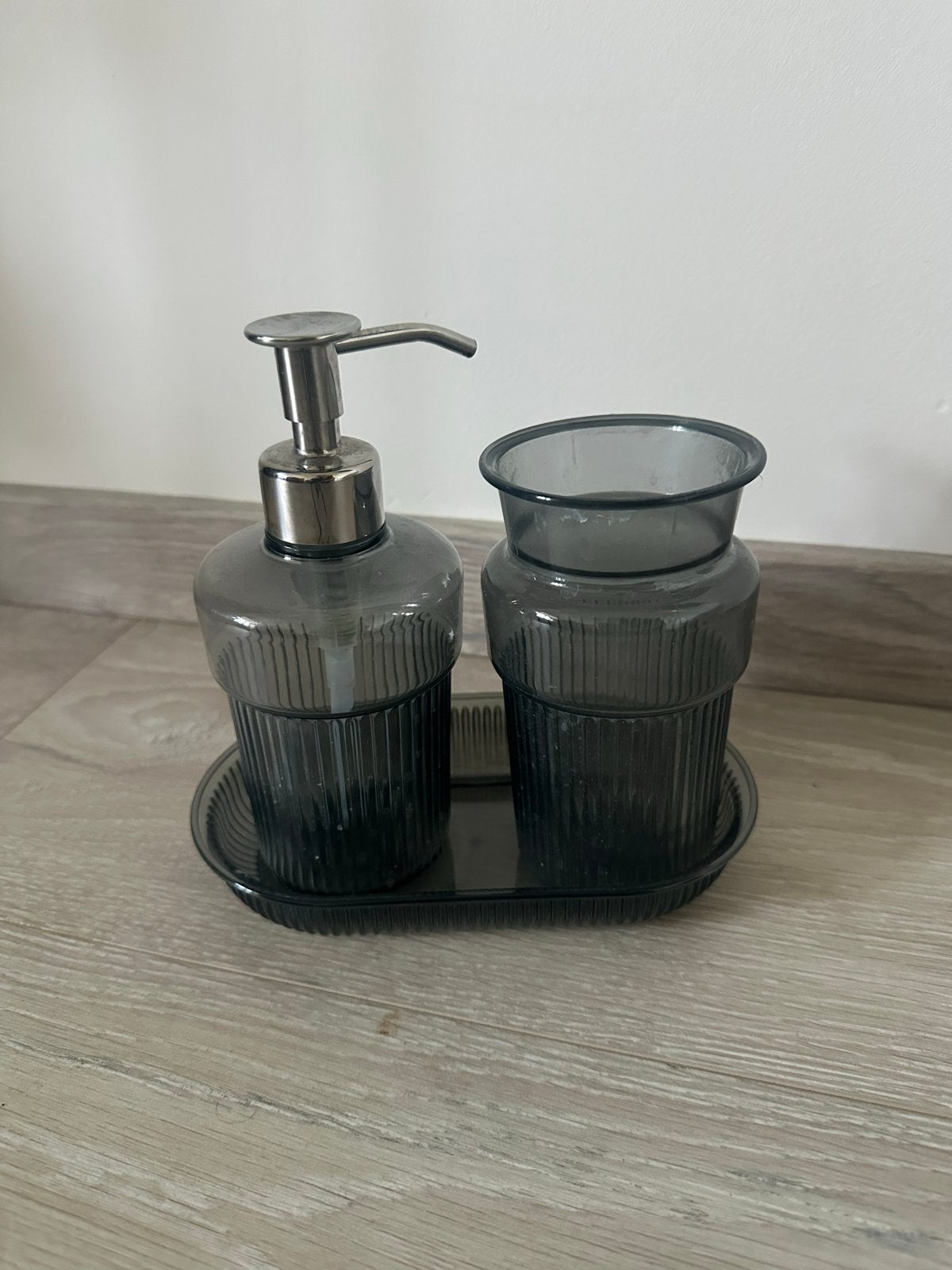 IKEA Badkamer Set - Zeepdispenser en Beker, Huis en Inrichting, Zeepdispenser/zeepbakje, Zo goed als nieuw, Grijs, Ophalen