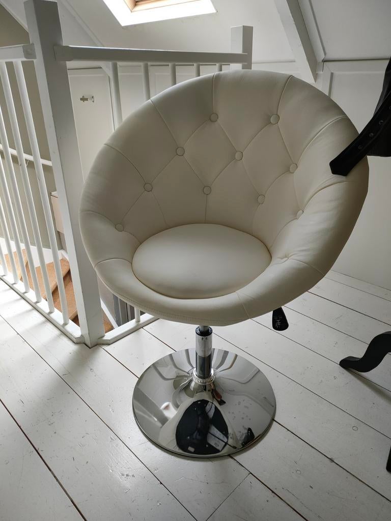 Stijlvolle Witte Kuipstoel met Chroom Voet - Draaibaar, Huis en Inrichting, Stoelen, Ophalen, Leer, Wit, Modern, Design, Klassiek