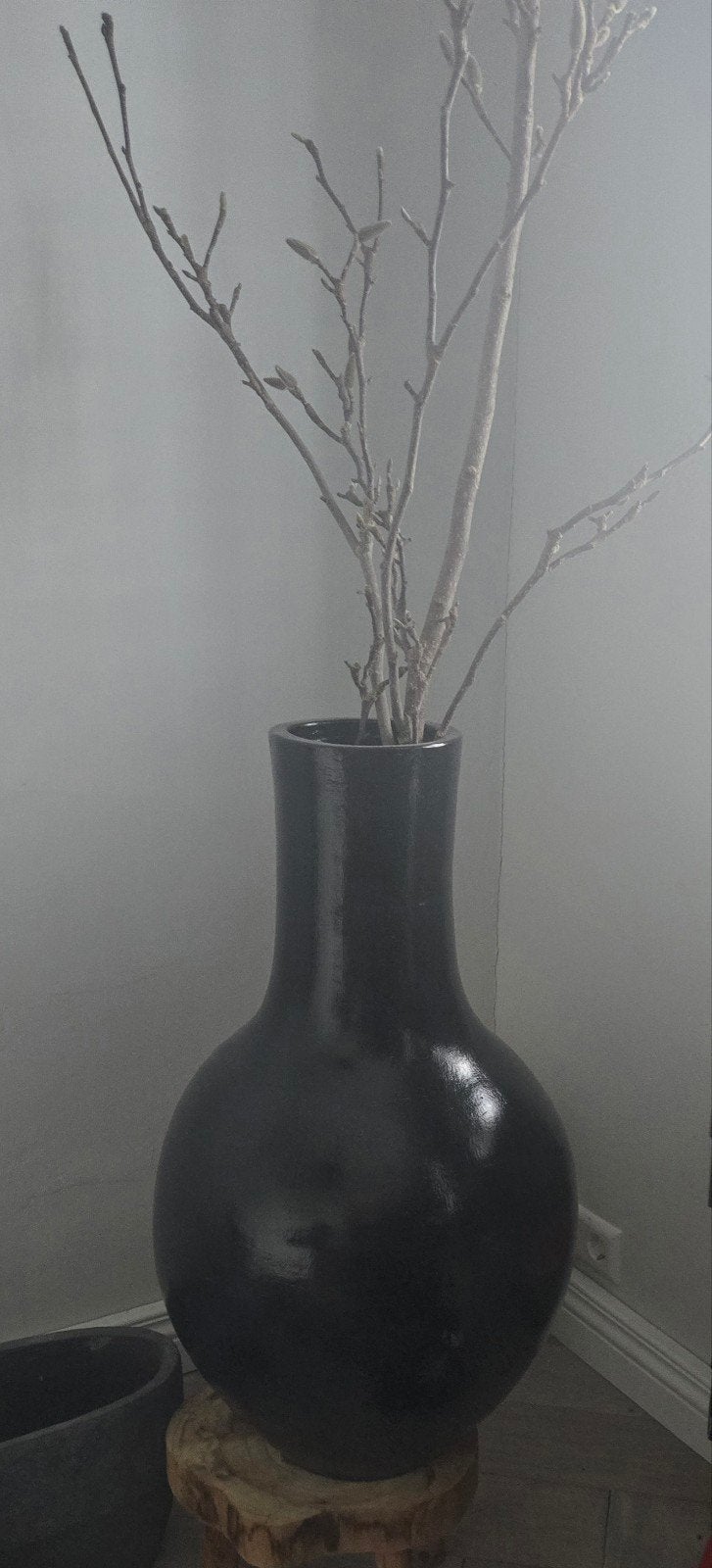 Grote zwarte vaas met decoratieve takken, Overige materialen, Gebruikt, Zwart, Ophalen of Verzenden