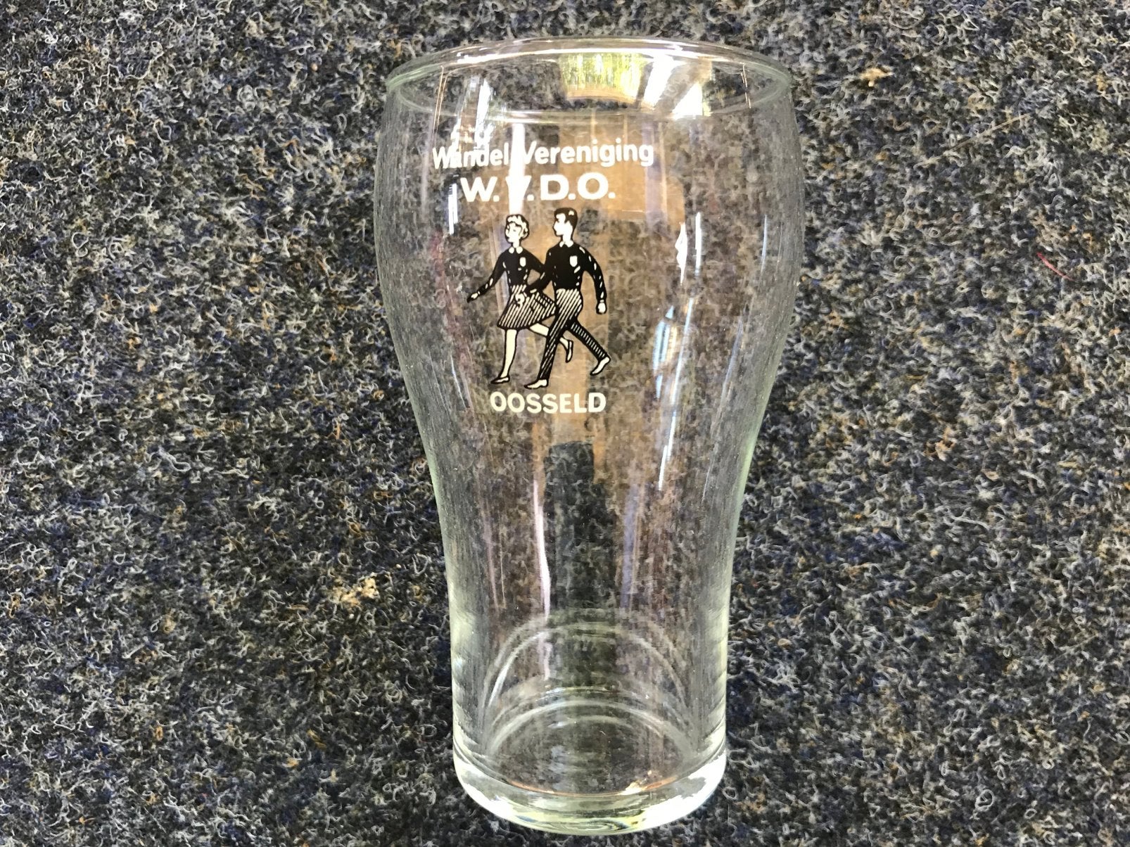 Glas Tokyo 1964 en wandelvereniging W.V.D.O. Oosseld, Ophalen of Verzenden, Zo goed als nieuw