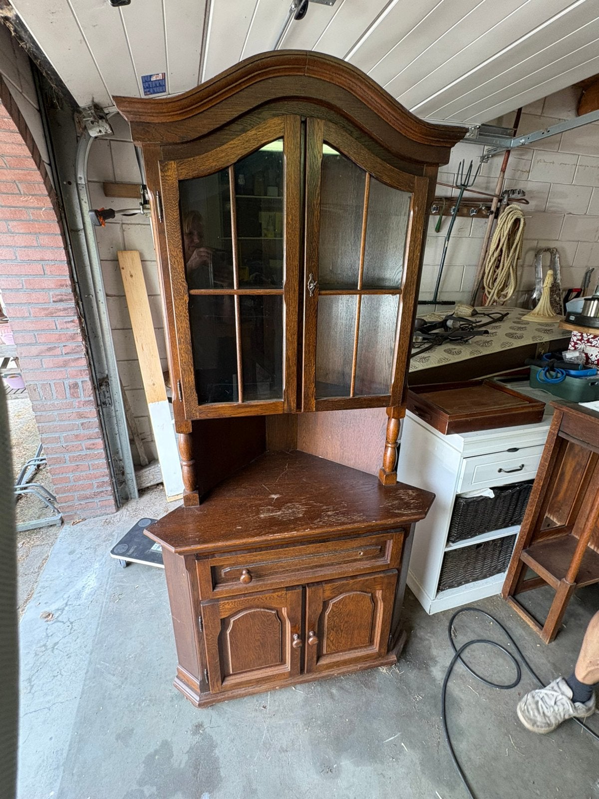 Leuke hoekkast met glasdeurtjes, Ophalen