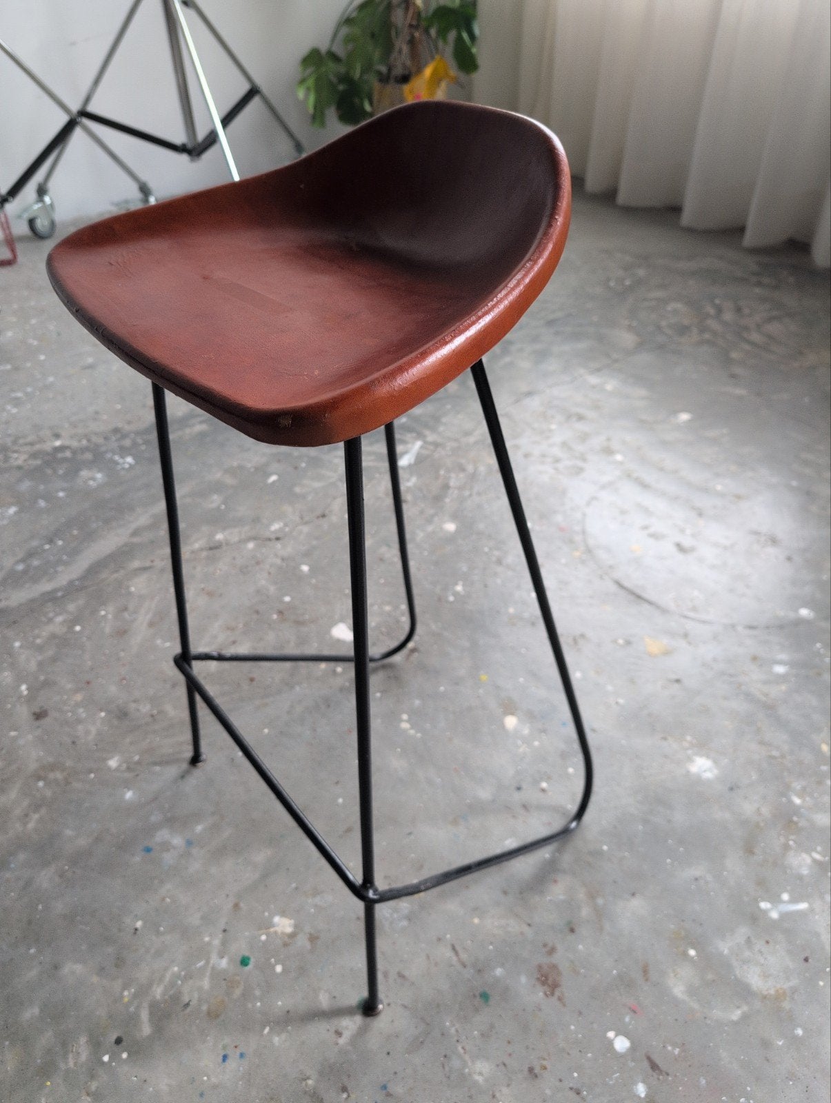 Vintage Bruin Leren Barkruk - Uniek Design, Huis en Inrichting, Barkrukken, Ophalen, Gebruikt, Met voetsteun, 60 tot 90 cm