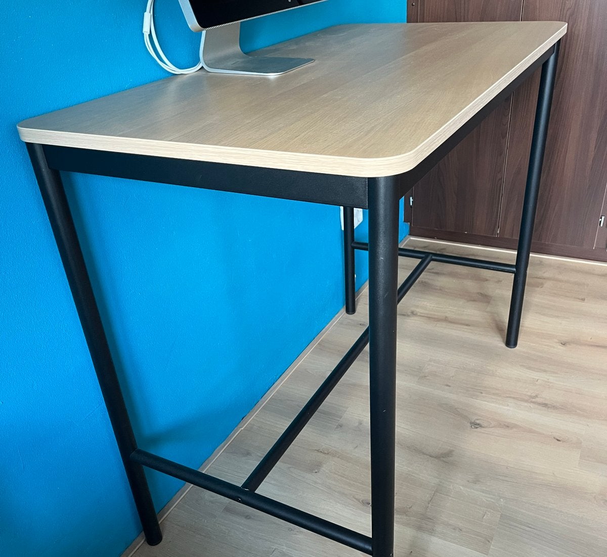Stabureau met houten blad en zwart metalen onderstel, Huis en Inrichting, Bureaus, Ophalen, Gebruikt, Hout, Bruin