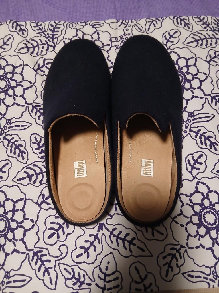 Fitflop velvet pantoffel donkerblauw als nieuw, Kleding | Dames, Schoenen, Blauw, Ophalen of Verzenden, Zo goed als nieuw, Fitflop