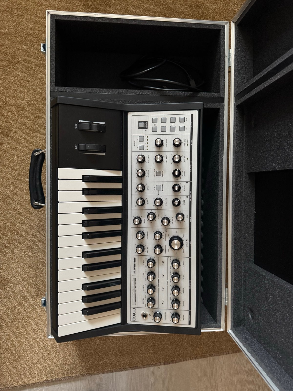 Moog Sub Phatty met Flight Case, Muziek en Instrumenten, Synthesizers, Overige merken, Zo goed als nieuw, Met koffer of flightcase