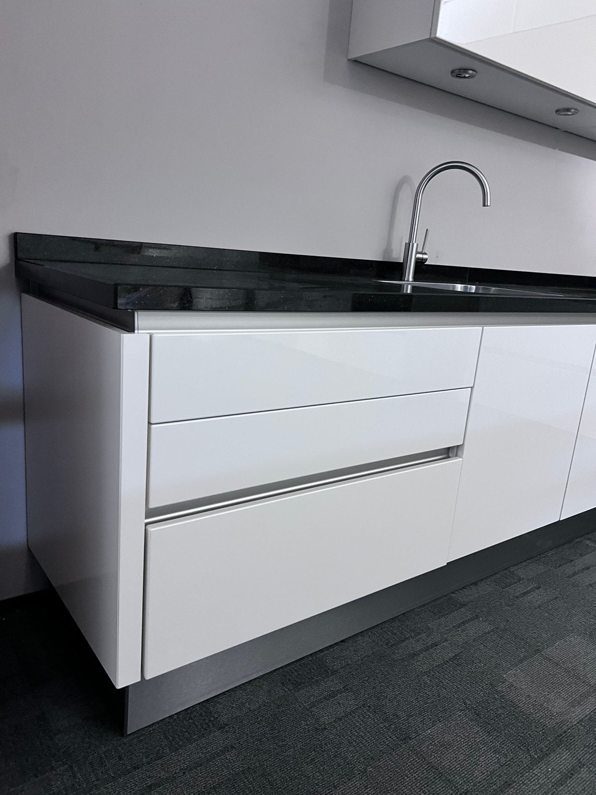 Foto 18 van Puntgave Siematic keuken met bora en zwart granieten blad.