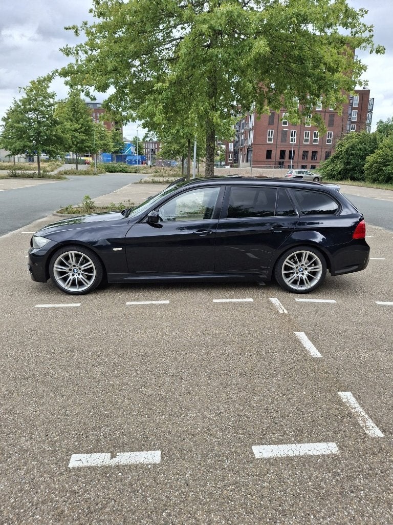 BMW 3-Serie 2.0 I 318 Touring AUT 2012 Zwart, Automaat, Euro 5, 1995 cc, 4 cilinders