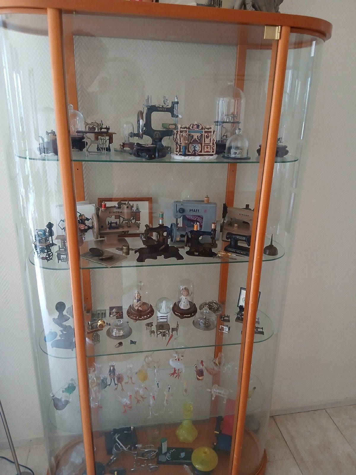 kersenhouten vitrine kast, Huis en Inrichting, Ophalen of Verzenden, Zo goed als nieuw, 150 tot 200 cm, 25 tot 50 cm