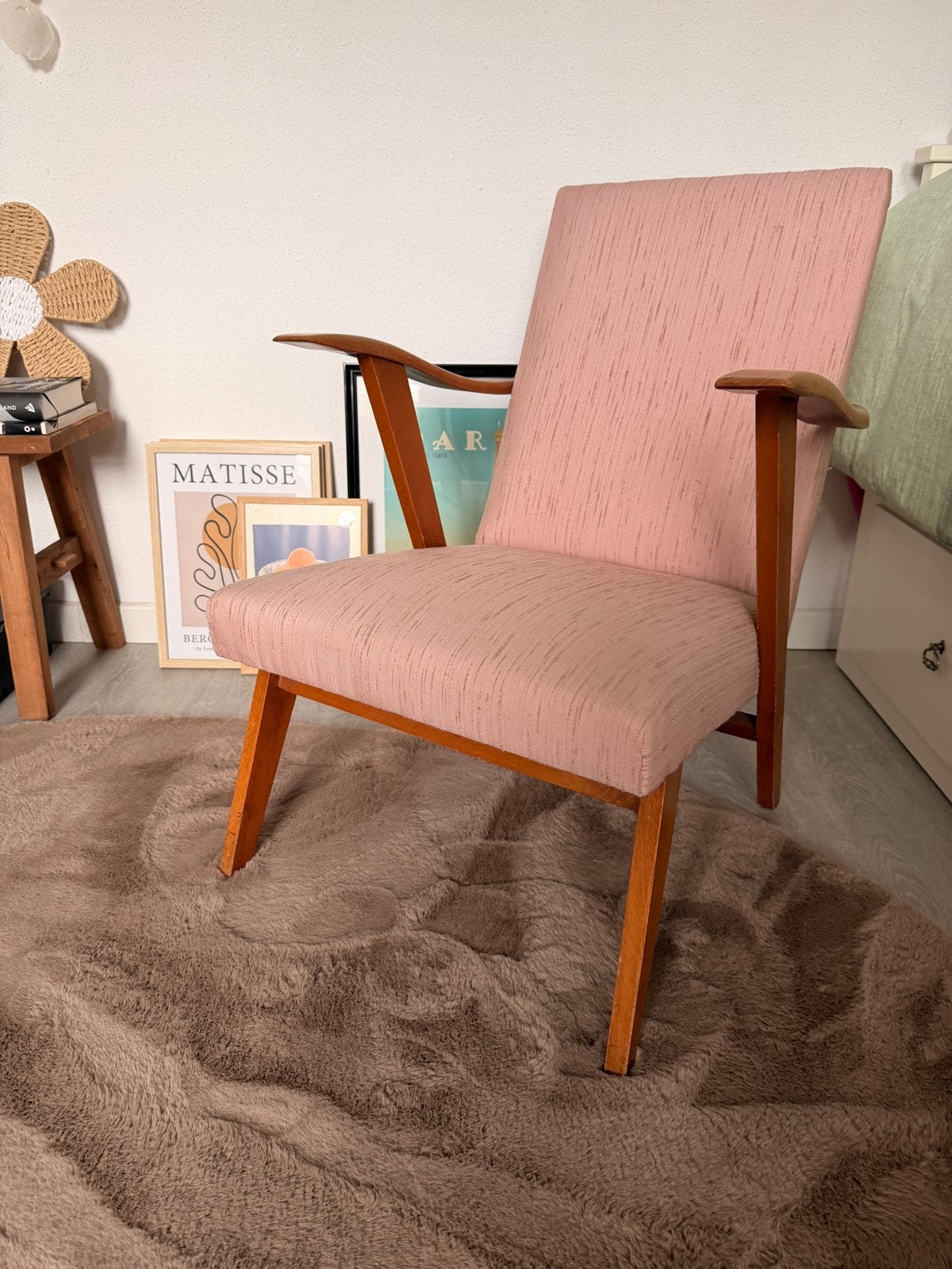 Vintage Roze Fauteuil met Houten Armleuningen, Ophalen