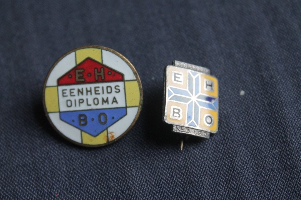 Vintage emaille speldjes / broches EHBO, Verzamelen, Ophalen of Verzenden, Gebruikt, Overige onderwerpen, Button