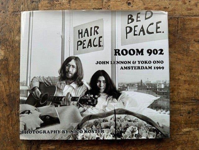 ROOM 902 Amsterdam 1969-John Lennon & Yoko Ono Hilton, Ophalen of Verzenden, Zo goed als nieuw, Artiest, Nico Koster