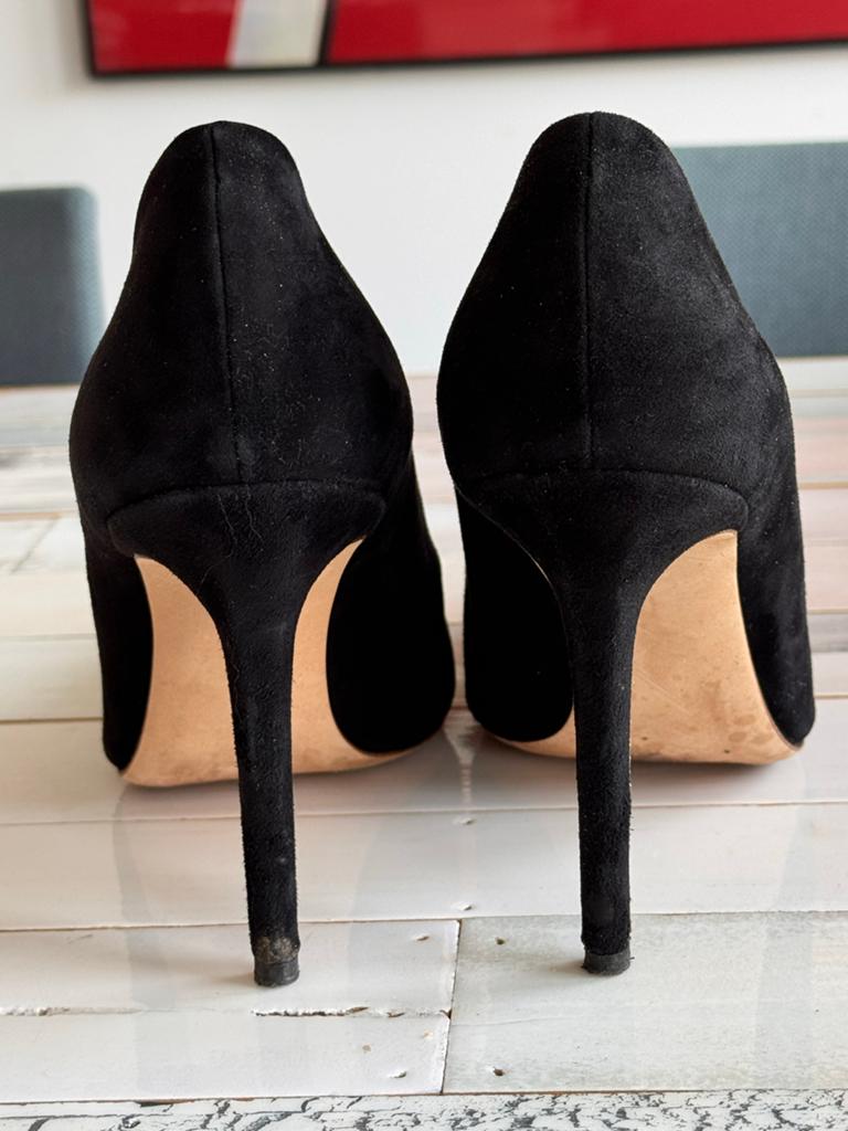 Zwarte suède Ferraggio pumps - Maat 43.5, Ophalen of Verzenden, Gedragen, Zwart, Pumps