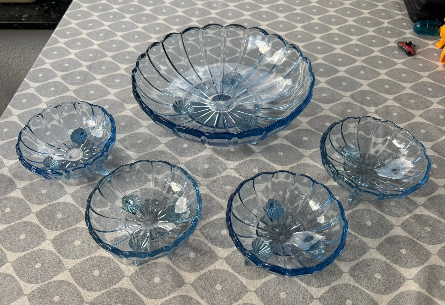 Vintage Art Deco serveerset – 5-delig ijsblauw persglas, Antiek en Kunst, Ophalen of Verzenden