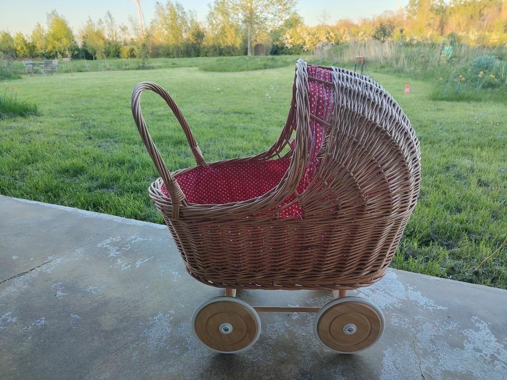 Vintage rotan poppenwagen met rode stippen bekleding, Kinderen en Baby's, Speelgoed | Poppen, Gebruikt, Overige typen, Ophalen of Verzenden