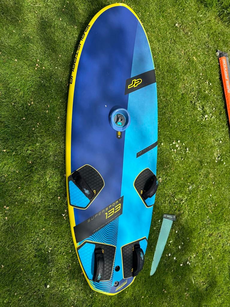 JP Supersport LXT 133L (2021) en Neilpryde Speedster 6.7, Watersport en Boten, Windsurfen, Ophalen, Minder dan 250 cm, Zo goed als nieuw