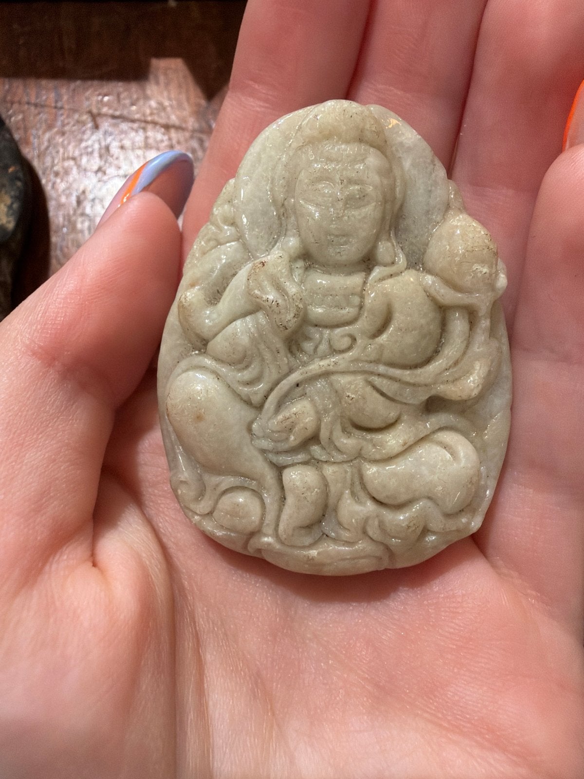 Guanyin hanger - groen-grijze jadeiet - geluk en veiligheid, Gebruikt, Overige voorstellingen, Ophalen of Verzenden, Grijs