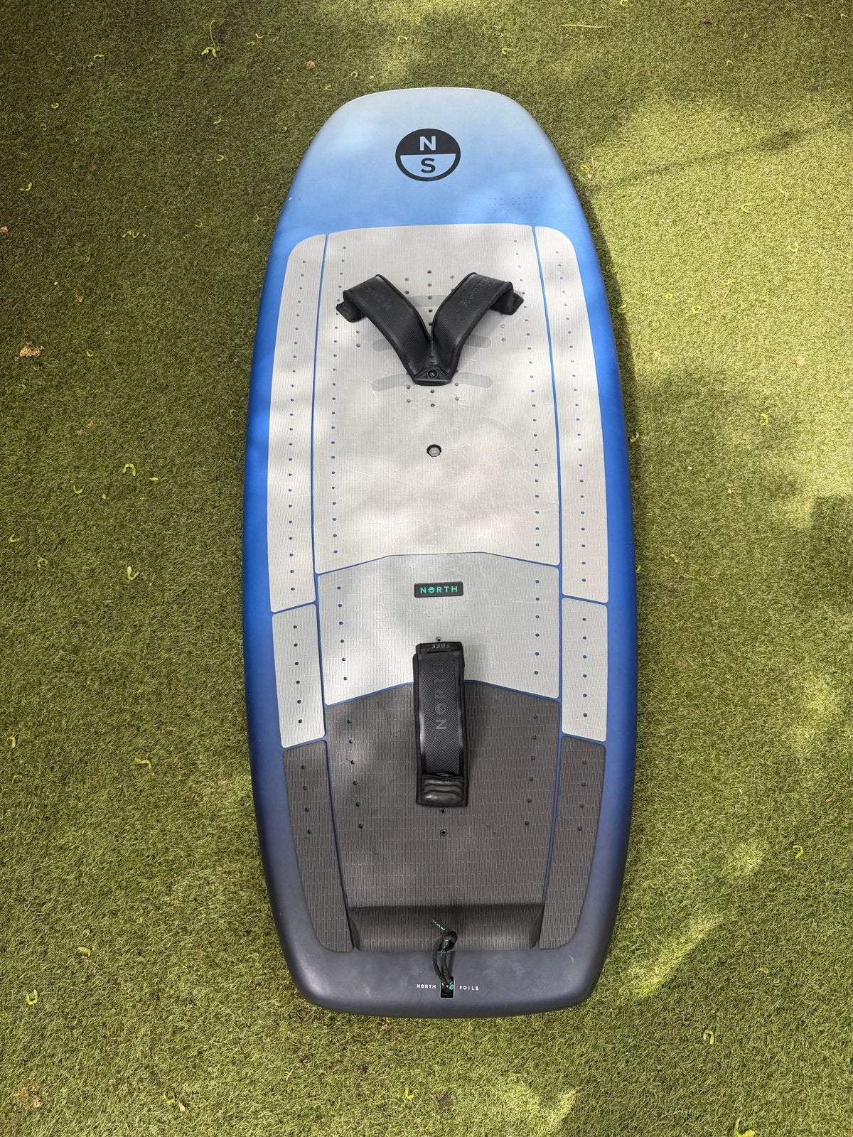 North Seek 68L Wingfoil Board + Voetstraps + Boardbag, Ophalen, Zo goed als nieuw, Wingsurf-board