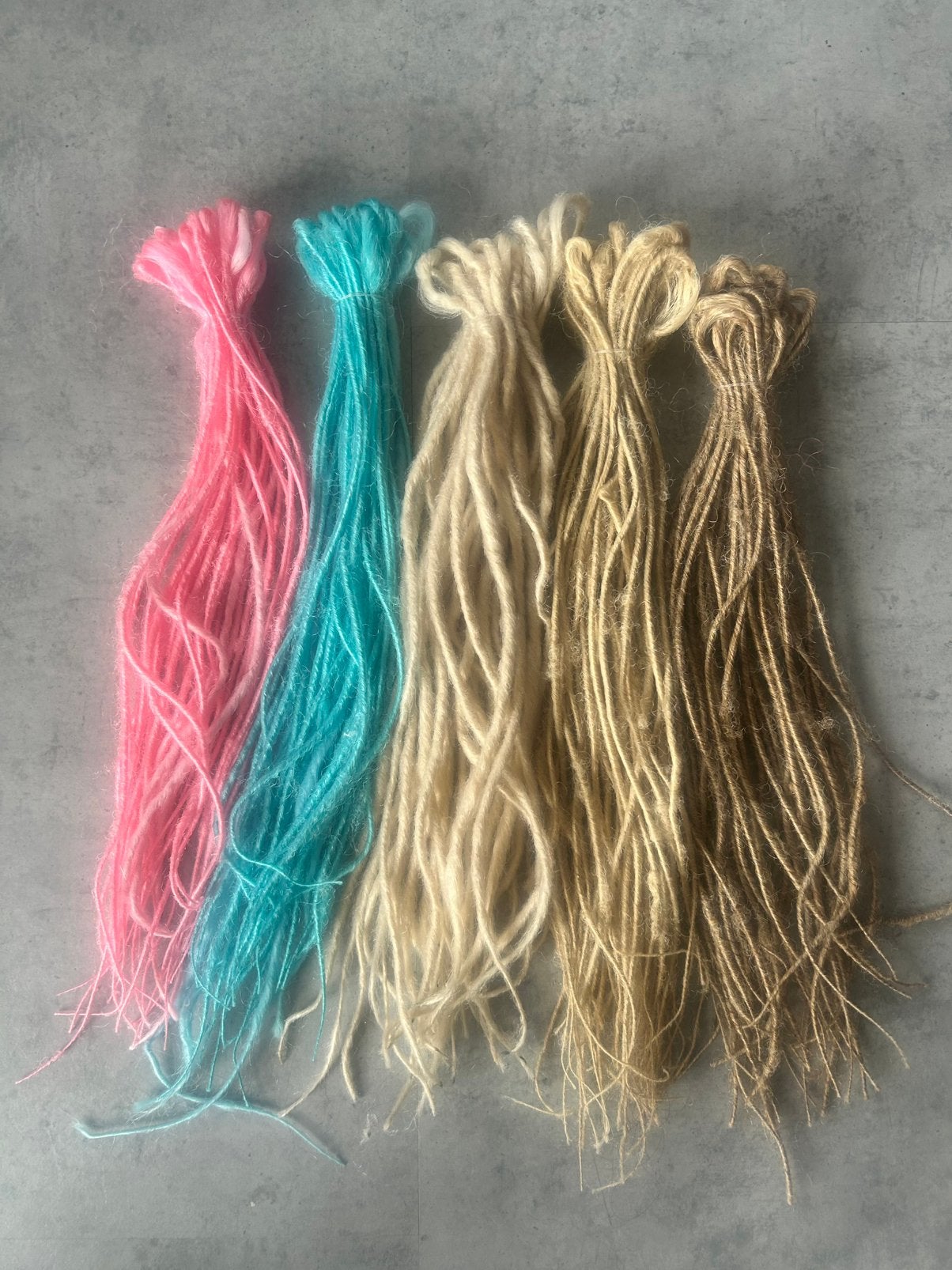 Dunne Dreads synthetisch blond mix 40 cm, Ophalen of Verzenden, Zo goed als nieuw, Pruik of Haarverlenging