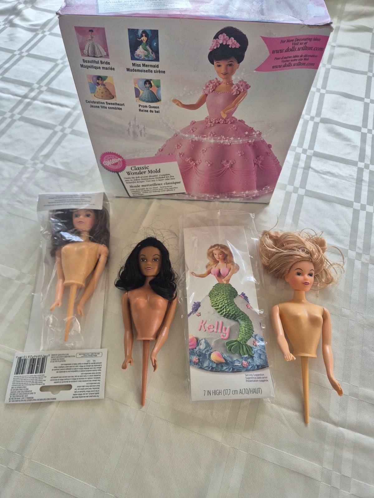 Wilton Classic Wonder Mold met 3 Barbie poppen, Hobby en Vrije tijd, Ophalen, Zo goed als nieuw, Taarten, Bakvorm