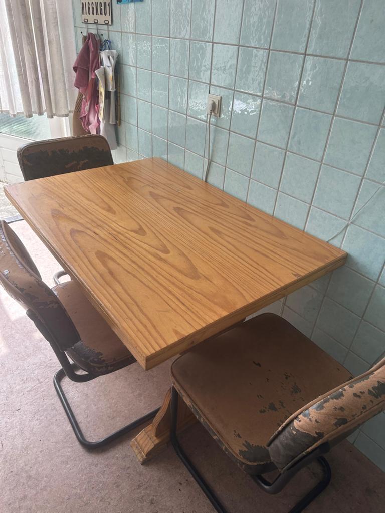 Retro dining set – massief houten tafel + 3 vintage stoelen, Ophalen