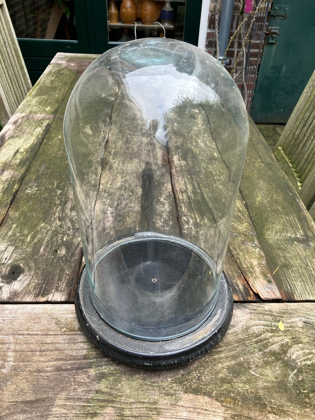 Grote glazen stolp met zwart houten plateau, Ophalen
