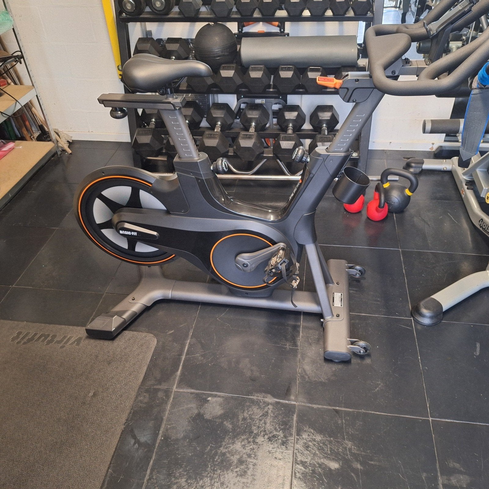 Basic fit. Smartbike, spin fiets(Matrix ic50), Ophalen, Zo goed als nieuw, Benen, Overige typen