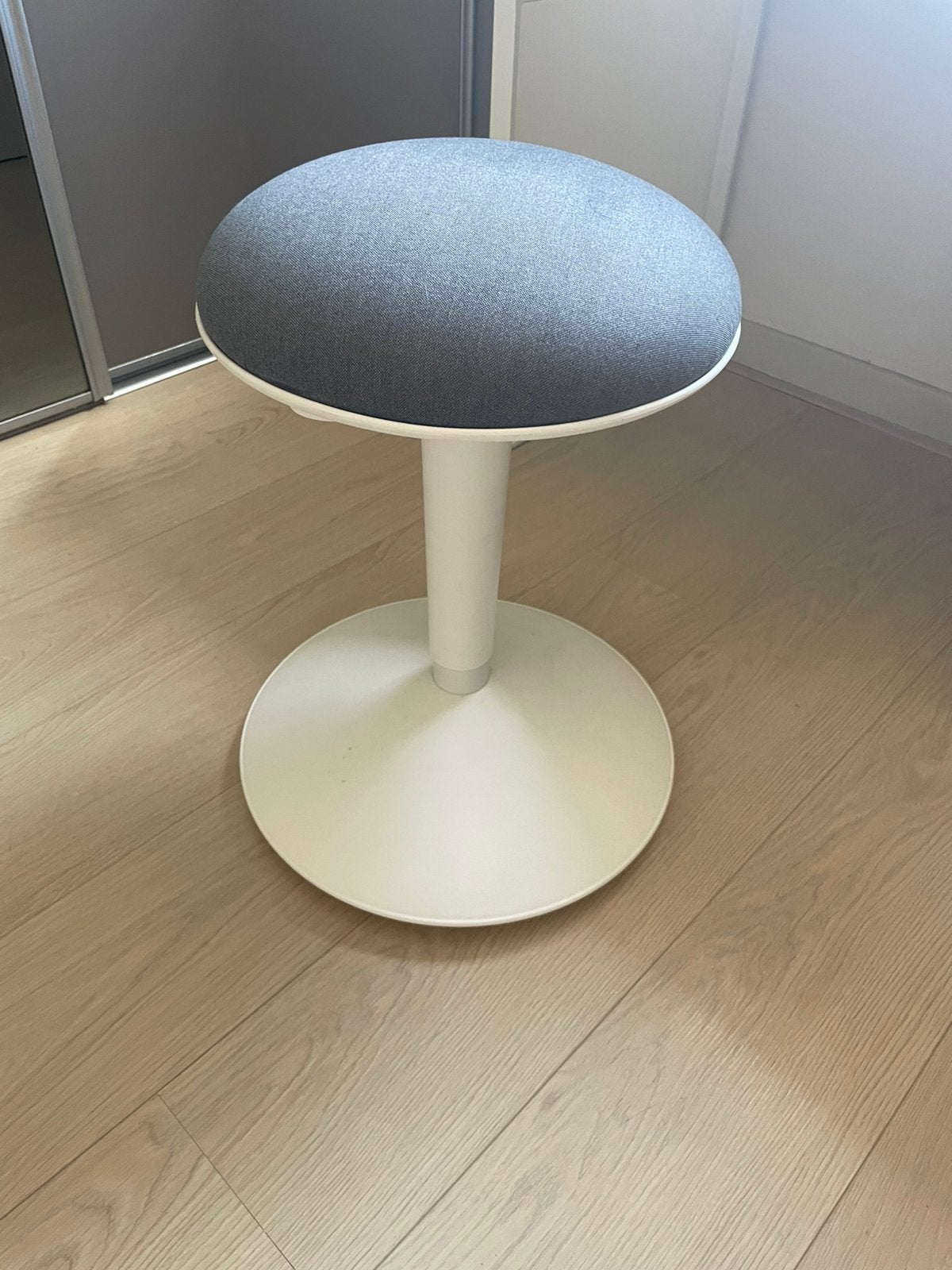 IKEA Nilserik kruk wit/grijs, Huis en Inrichting, Krukjes, Ophalen, In hoogte verstelbaar, Gebruikt, Hout
