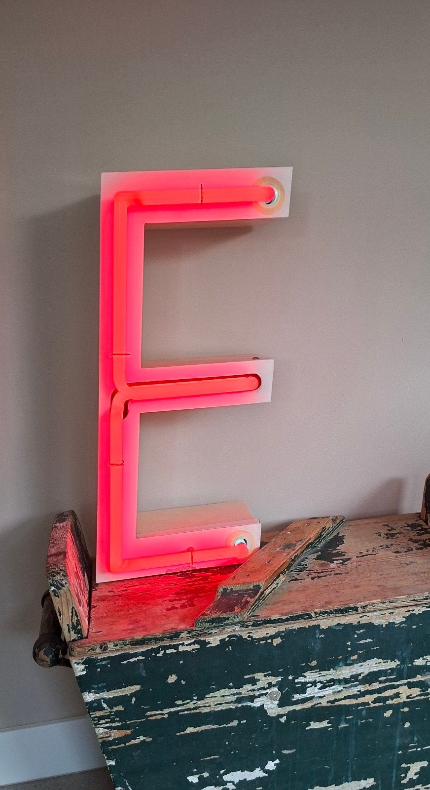 Letter E of U uit oude neon reclame, Ophalen, Gebruikt