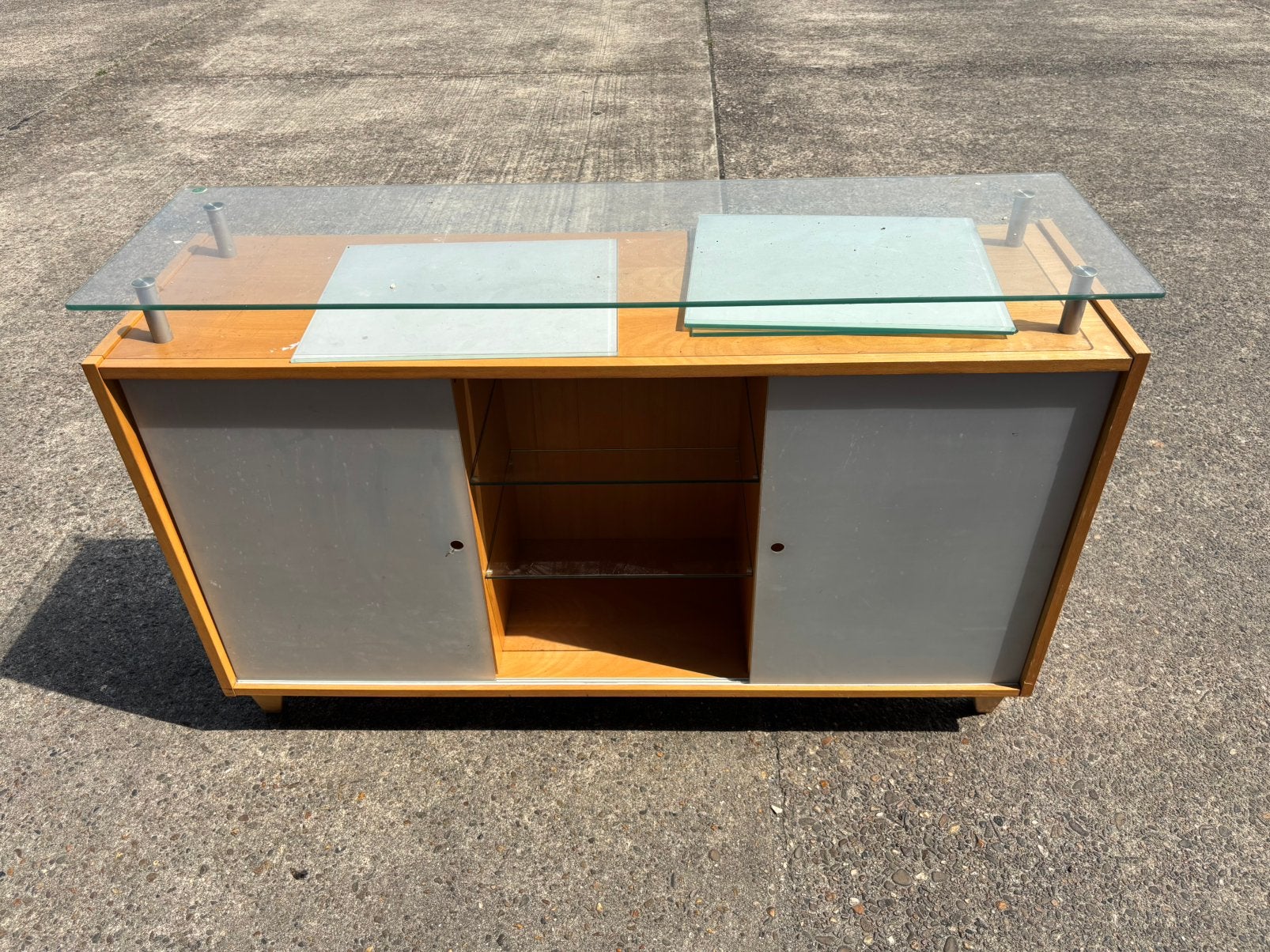 Leuke kast / dressoir met glazen deuren, Huis en Inrichting, Ophalen, Met deur(en), 100 tot 150 cm, Glas