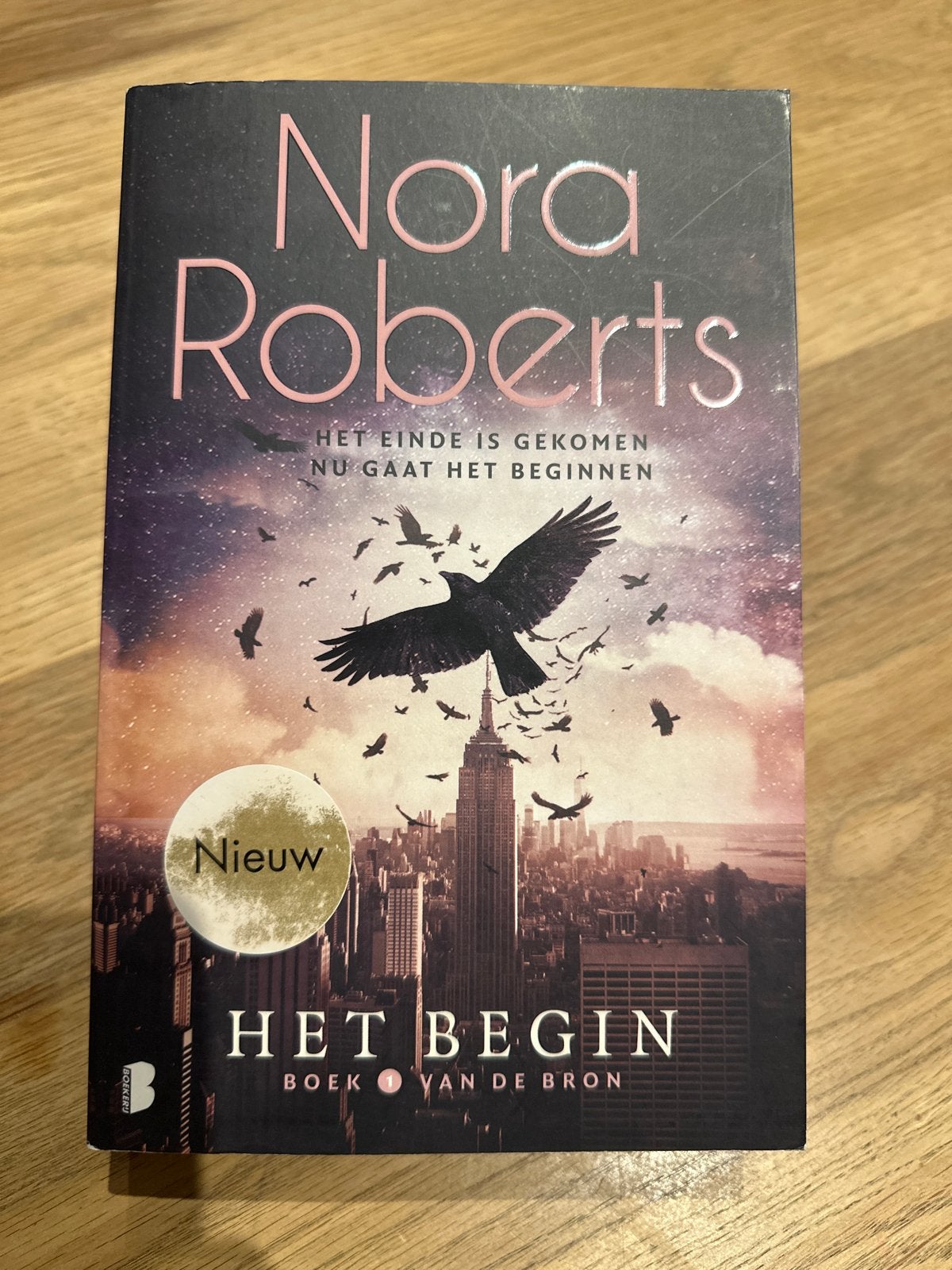 Nora Roberts - Het Begin (Boek 1 van De Bron), Ophalen of Verzenden, Zo goed als nieuw, Nederland