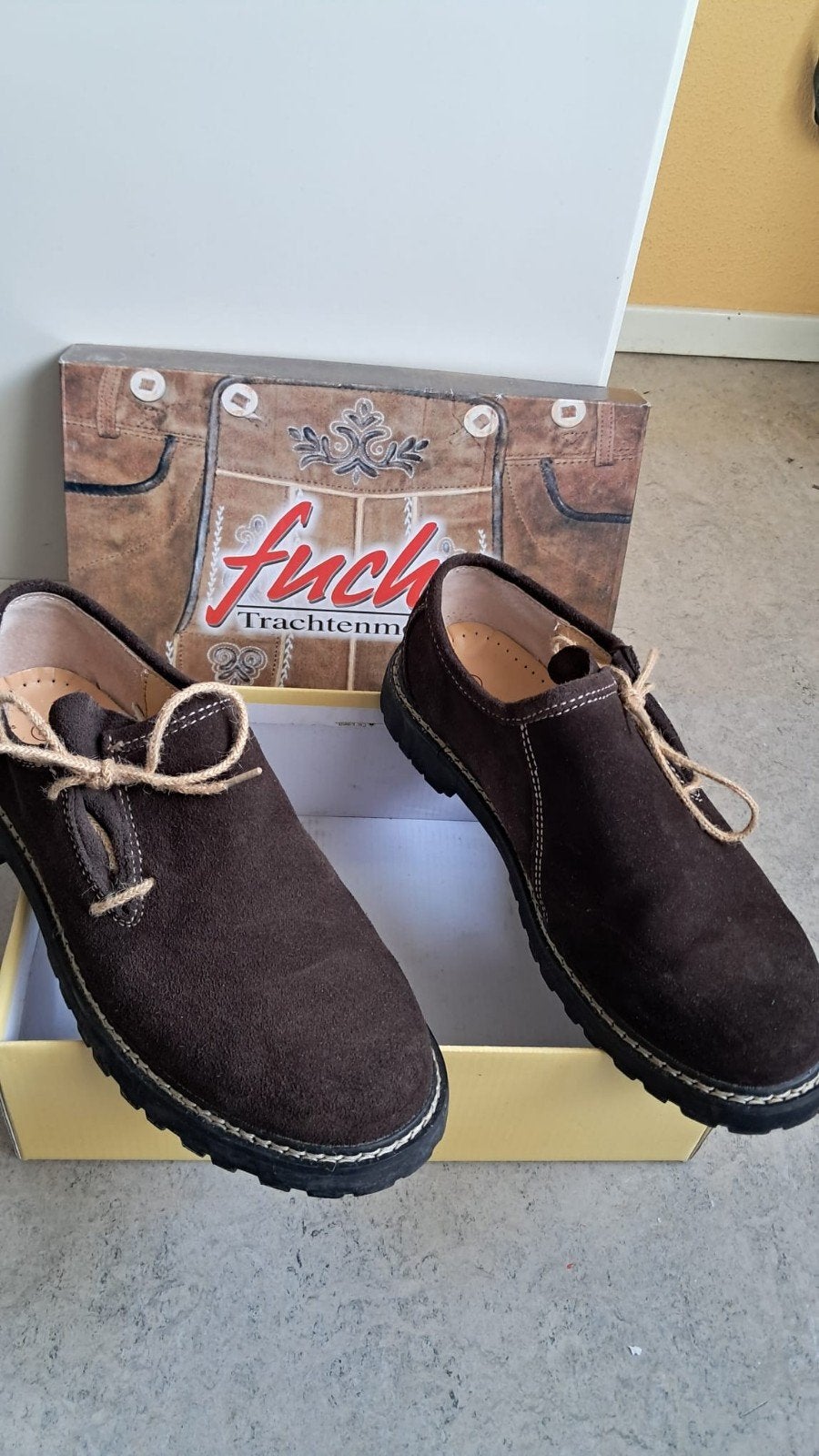Mooie bruine suede voor de oktoberfeesten., Ophalen of Verzenden, Zo goed als nieuw, Bruin, Veterschoenen