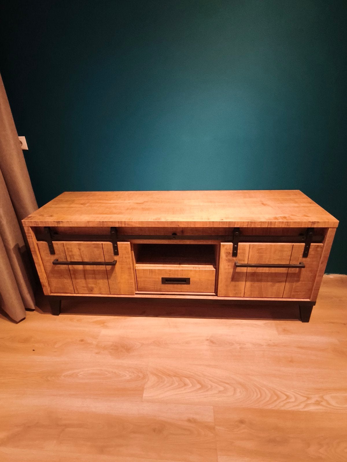 Mango houten tv-meubel met schuifdeuren. In erg goede staat!, Ophalen, Gebruikt, 150 tot 200 cm, Minder dan 100 cm