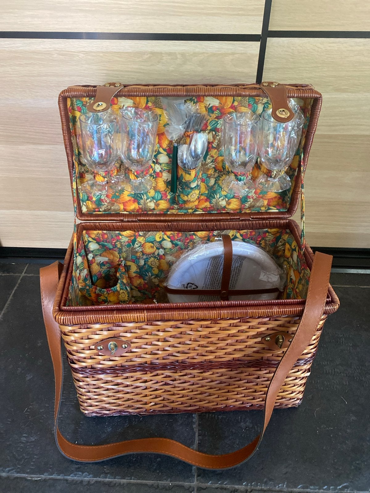 Nieuwe picknickmand met servies en glazen, Ophalen, Nieuw