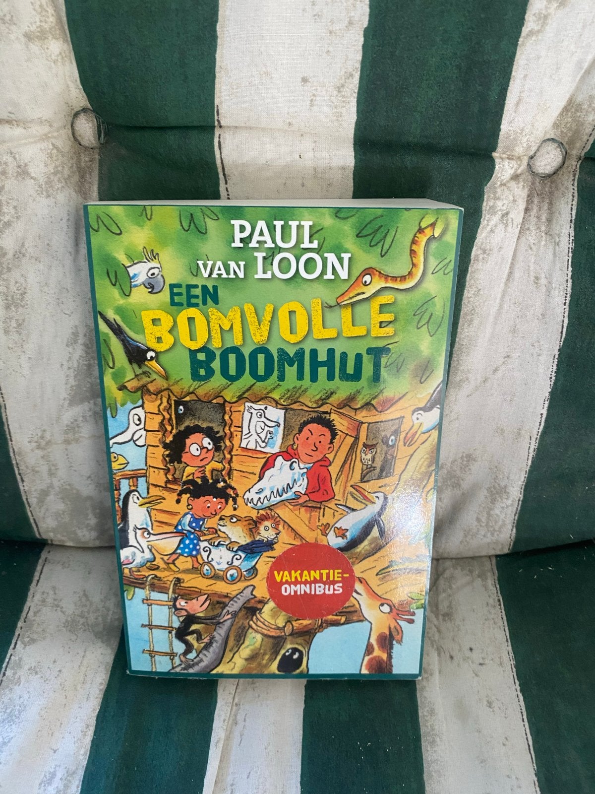 Paul van Loon - Een Bomvolle Boomhut (Vakantie-Omnibus), Boeken, Ophalen of Verzenden, Zo goed als nieuw, Fictie algemeen