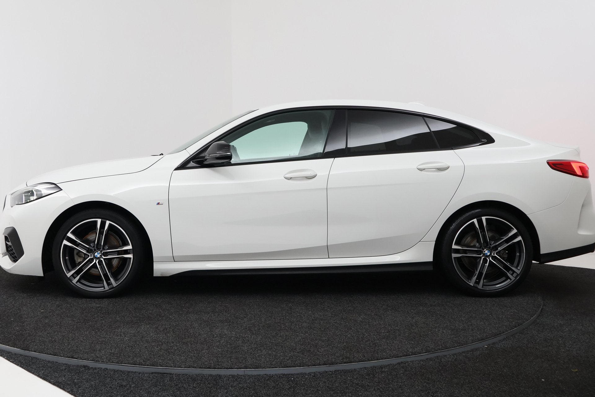 BMW 2-serie Gran Coupé 218i High Executive (CAMERA, STOELVE, 1350 kg, Wit, Leder, Bedrijf