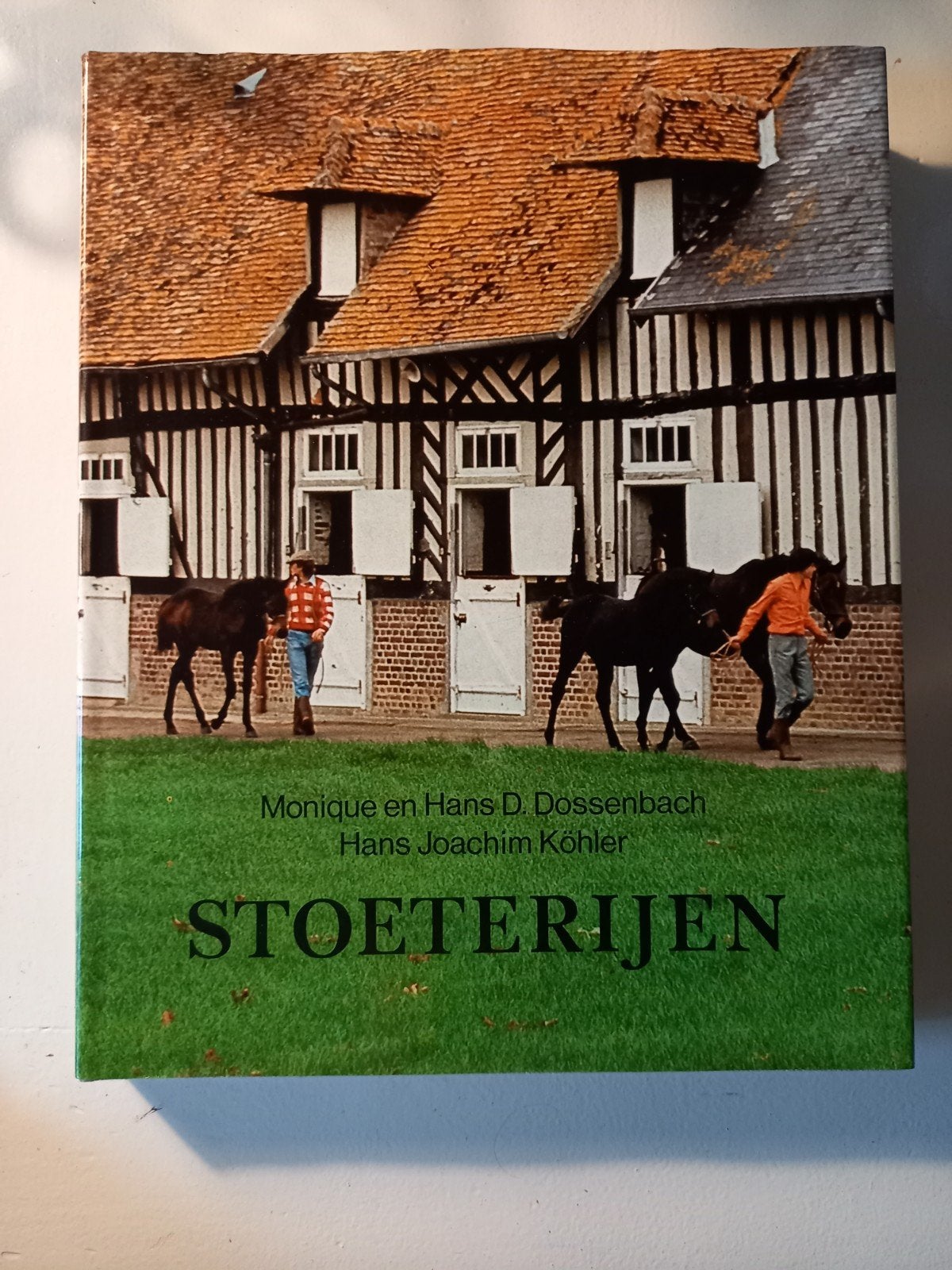 h28 Boek Stoeterijen - Monique en Hans D. Dössenbach, Ophalen of Verzenden, Gelezen, Paarden of Pony's, Monique en Hans D. Dössenbach, Hans Joachim Köhler