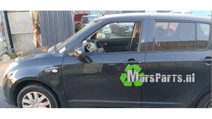 Portier 4Deurs links-voor van een Suzuki Swift, Gebruikt, -, Deur, -