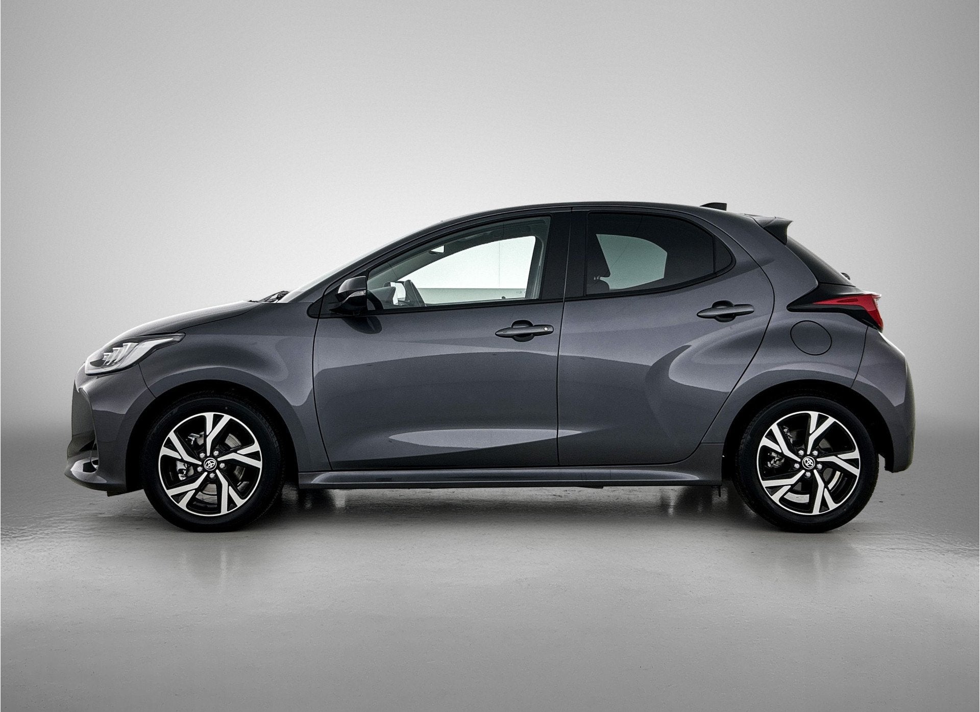 Toyota Yaris 1.5 Hybrid 115 Dynamic | Velgen | Navigatie, Auto's, 12 maanden, Gebruikt, Hybride Elektrisch/Benzine, 3 cilinders