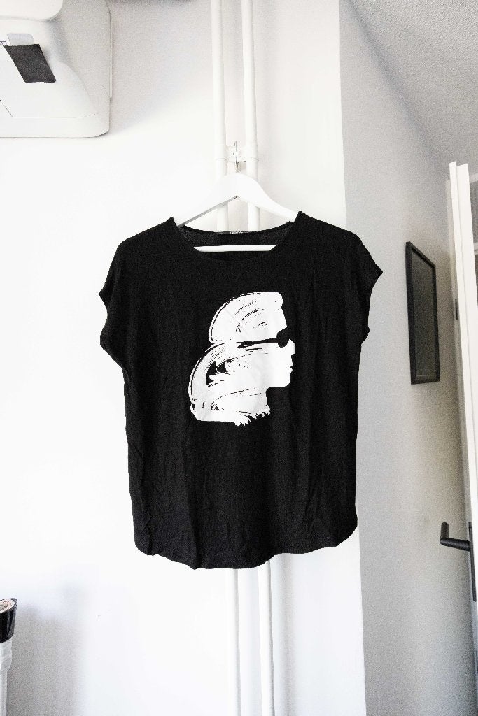 Zwart T-shirt met wit portret Karl Lagerfeld maat M, Maat 38/40 (M), Karl Lagerfeld, Zwart, Ophalen of Verzenden