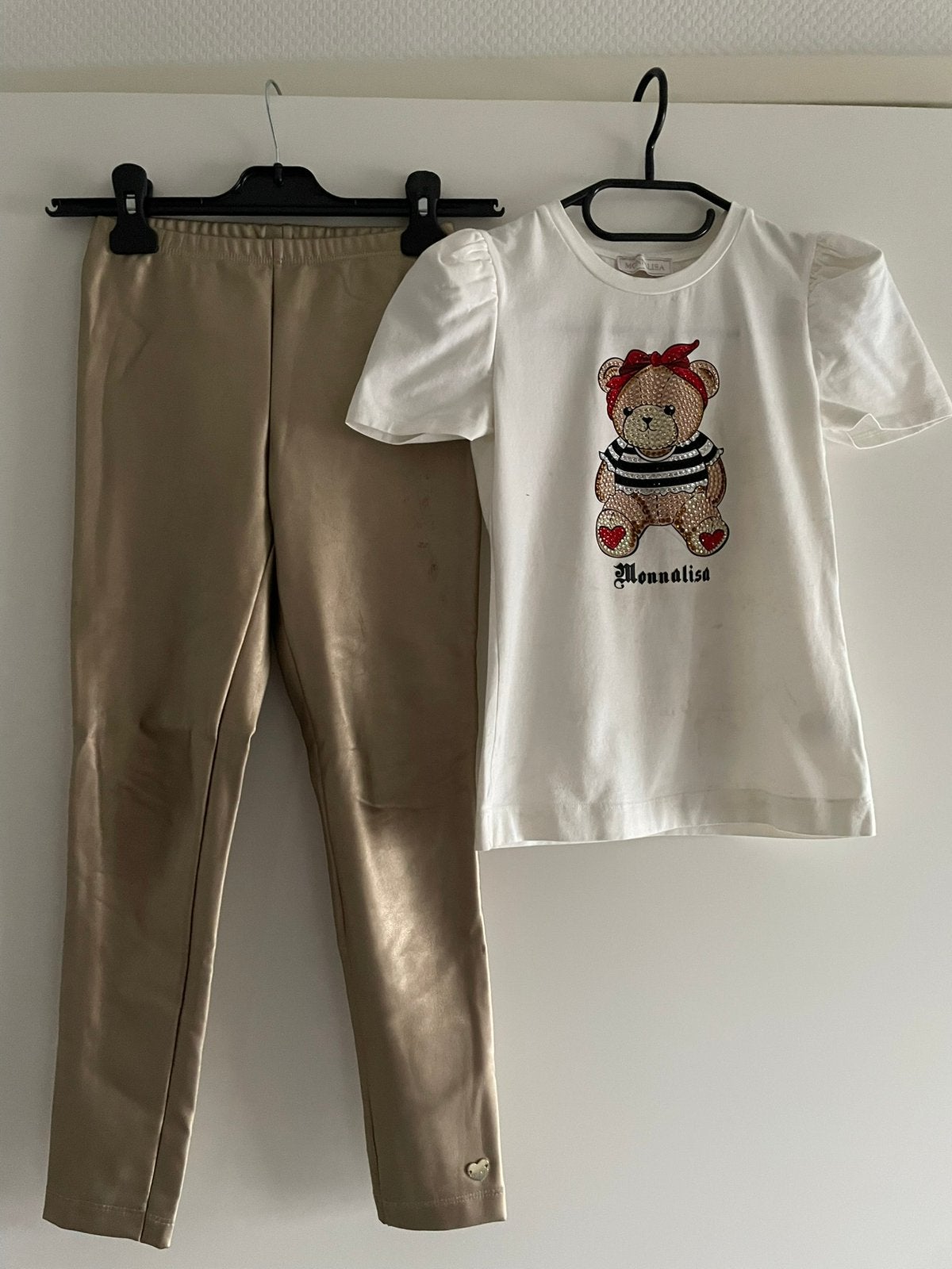 Monnalisa goudkleurig broekje met bijpassend shirt 5 jaar., Ophalen of Verzenden, Zo goed als nieuw, Meisje, Setje