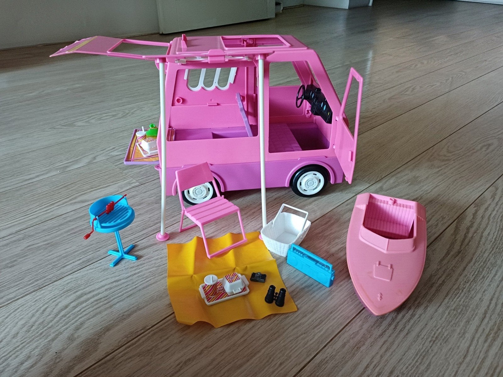Barbie camper met boot en accessoires, Ophalen, Zo goed als nieuw