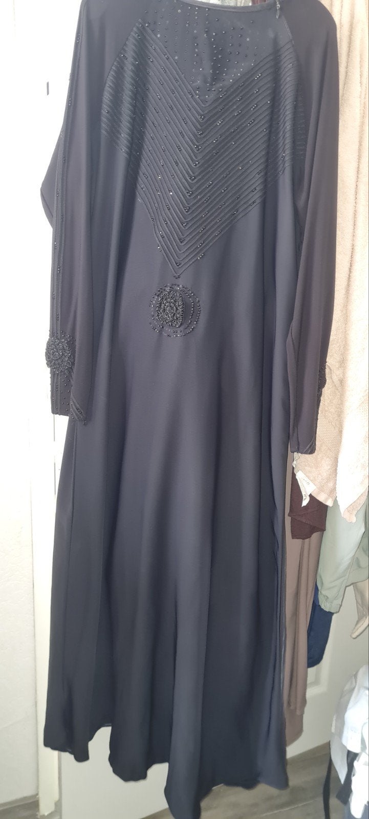 Zwarte Abaya met kralen en borduursels, Kleding | Dames, Zwart, Maat 42/44 (L), Ophalen of Verzenden, Onder de knie