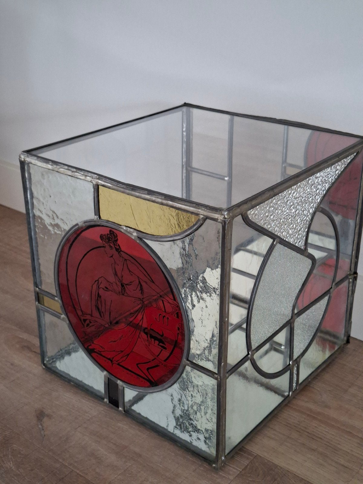 Antieke Glas in Lood kubus met dame van Alphonse Mucha €300, Ophalen