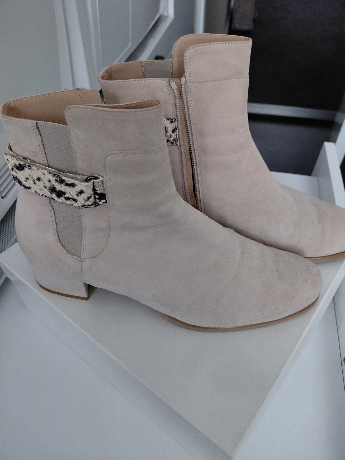 Te Koop: VOLARE Laarsjes,  mt 42. Bijna NIEUW!, Kleding | Dames, Schoenen, Beige, Lage of Enkellaarzen, Volare, Ophalen of Verzenden