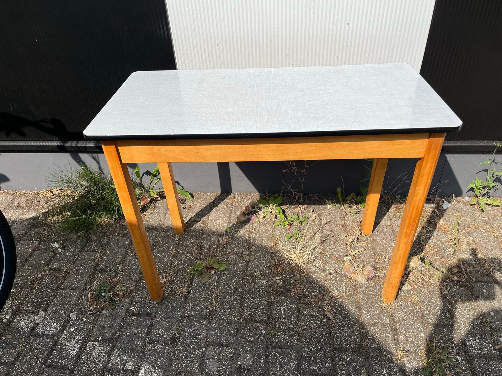 Jaren '60 bijzettafeltje met formica blad, Ophalen