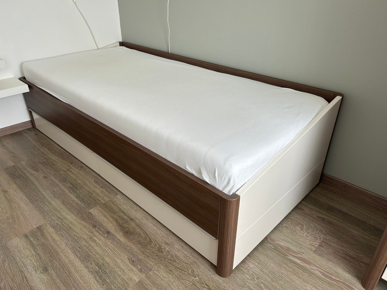 Tiener slaapkamer set compleet., Ophalen, Zo goed als nieuw, Eenpersoons, Donkerbruin hout met witte accenten