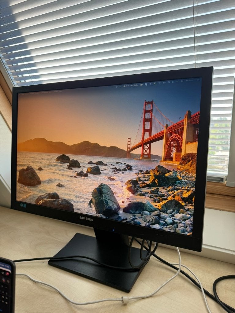 Samsung 24" monitor 1920x1200 verstelbaar + USB-C adapter, Ophalen, Gebruikt, 3 tot 5 ms, In hoogte verstelbaar